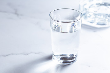 水をグラスに注ぐ。水分補給。健康・スポーツやトレーニング。