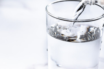 水をグラスに注ぐ。水分補給。健康・スポーツやトレーニング。