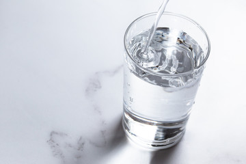 水をグラスに注ぐ。水分補給。健康・スポーツやトレーニング。