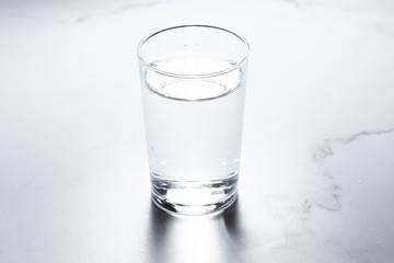 水をグラスに注ぐ。水分補給。健康・スポーツやトレーニング。