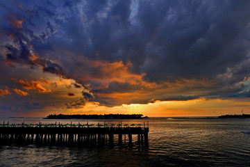 Fototapeta premium sunset at Key West with many clouds