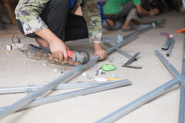 Asian technicians use steel cutting tools to cut steel. The grinding of the mechanic is not famous in Thailand. To work in the construction of steel