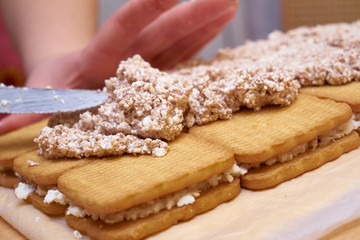 Put the cottage cheese and spread the cookies. Cooking cake 