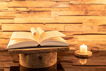  Livre plié en forme de cœur sur fond de bois.