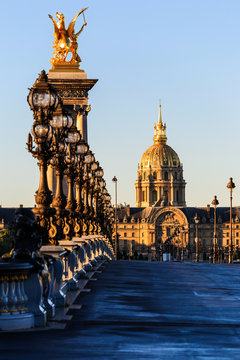 Ponte sulla Senna  con monumento a Parigi all'alba