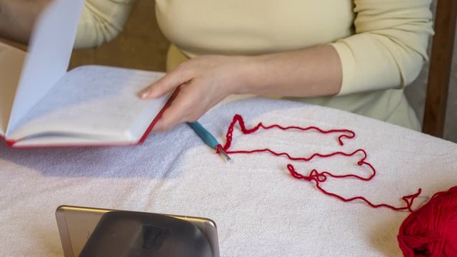 Online conducting a video tutorial on knitting using mobile technology. Distance learning in Russia during the coronovirus pandemic. TimeLapse. 4K, 3840x2160.