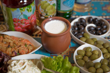 Yogurt cream . Yogurt cream in jelly . Sour cream .