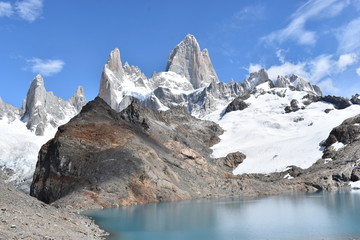 Beautiful blue Laguna de Los Tres in National Park in El Chalten, Argentina, Patagonia with Fitz Roy Mountain in background
