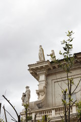 Obraz premium Statues on the rooftop of Santa Maria Nova (Santa Francesca Romana) situated next to the Roman Forum in Rome, Italy