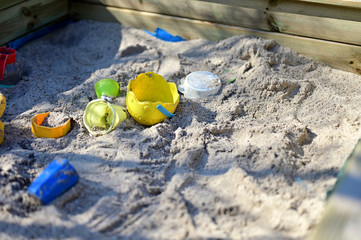Fototapeta na wymiar Sandkasten Spielsand Spielen Kindergarten Spielgeräte