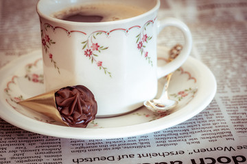 Kaffee und Schokolade zum Zeitung lesen