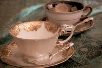 Teetassen mit Ornamenten im Vintage-Stil