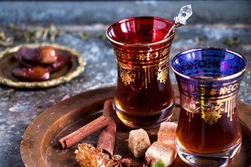 traditionell orientalischer tee in gläsern mit datteln, kandiszucker und zimtstangen