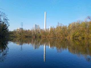 Obraz premium Ein See mit Wald und Industrie im Hintergrund