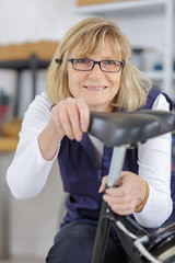 Obraz premium woman fixing her bicycle on green screen