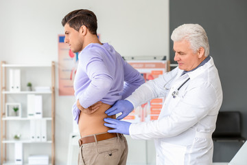 Obraz premium Young man visiting urologist in clinic