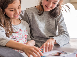 Fototapeta premium Enfants regardant un album photo 