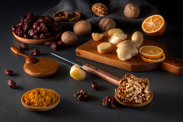 Ginger, walnut, turmeric, honey, lemon and dry rosehips - a mixture to increase immunity from the virus