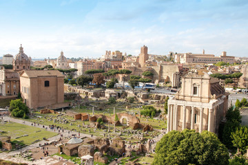 Naklejka premium Aerial panoramic cityscape view of the Roman Forum and Roman Colosseum during sunset in Rome, Italy