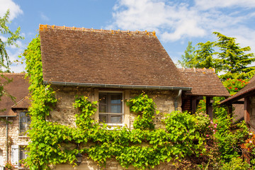 Fototapeta na wymiar Rebenbewachsenes Haus in Giverny in Frankreich