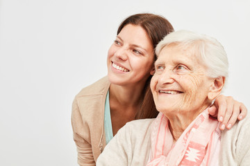 Obraz na płótnie Canvas Frau und Senioren schauen zuversichtlich lächelnd