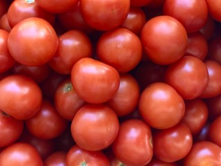 red tomatoes on market
