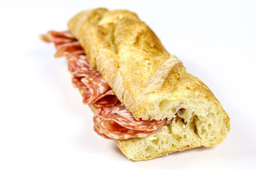 sandwich au saucisson sec sur un fond blanc