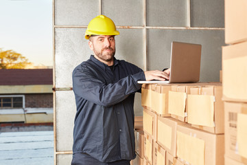 Arbeiter mit Computer im Versandhandel Lager