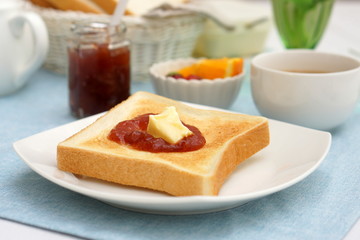 イチゴジャムとバターのトースト
