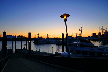 Sonnenuntergang im Hamburger Hafen