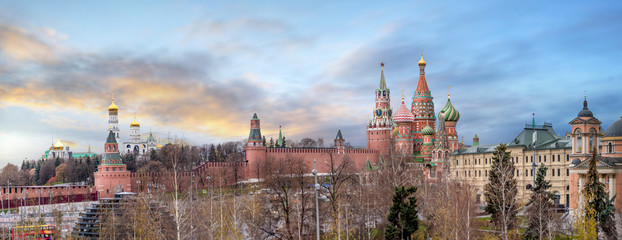 Obraz premium Panoramic view of Moscow Kremlin and The Cathedral of Vasily the Blessed known as Saint Basil's Cathedral and GUM in Moscow, Russia. Panorama at sunrise