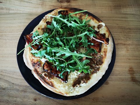 Flammkuchen Elsass Lothringen Saarland Rucola Frischk&auml;se Speck