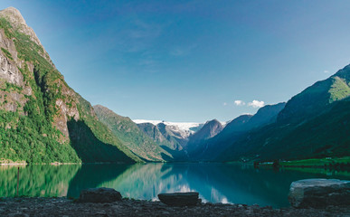 lago con reflejo de las montañas i glaciar