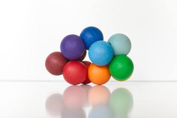 Buntes Spielzeug aus Holz in vielen Farben isoliert auf weißen Hintergrund