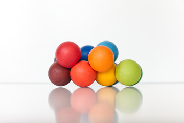 Buntes Spielzeug aus Holz in vielen Farben isoliert auf weißen Hintergrund