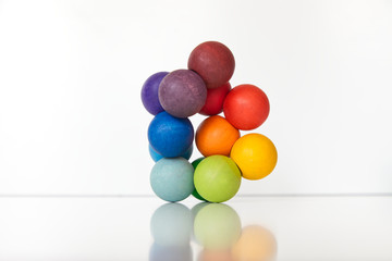 Buntes Spielzeug aus Holz in vielen Farben isoliert auf weißen Hintergrund