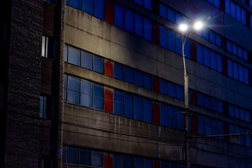 Obraz premium Saratov / Russia. street light on factory windows.