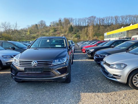 Autoh&radic;&sect;ndler mit Neu- und Gebrauchtwagen auf dem Hof, Wendlingen 07.04.2020