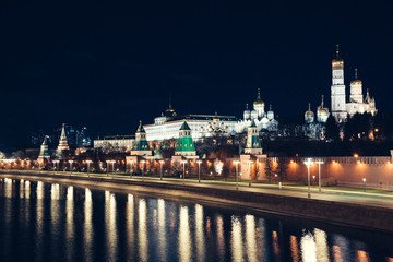 Obraz premium Night view of Kremlin and the embankment, which are absolutely empty due to a quarantine