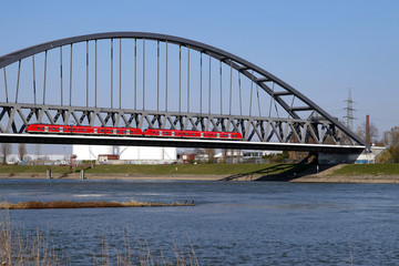 Obraz premium eisenbahnbrücke mit bahn