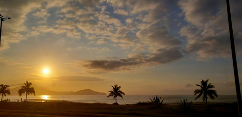 Pôr do sol na praia de Caraguatatuba, Brasil