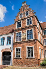 güstrow, deutschland - historisches wohnhaus am domplatz