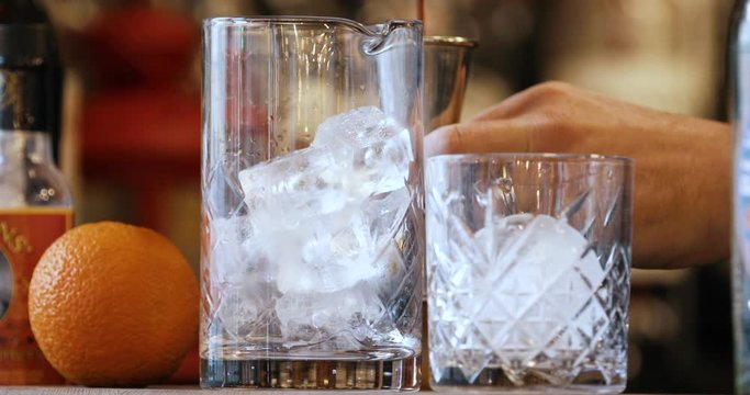 La Pr&eacute;paration de Cocktails Negroni