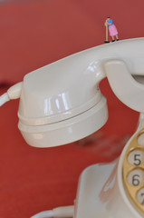 H0 Diorama: Frau mit Besen steht auf weißem Telefonhörer und fegt -  Verbindung gestört