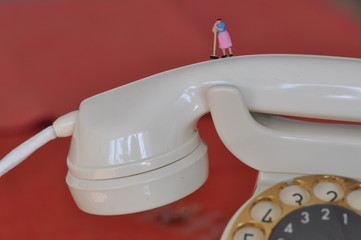 H0 Diorama: Frau mit Besen steht auf weißem Telefonhörer und fegt -  Verbindung gestört