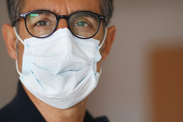 Un homme porte un masque de protection contre le COVID-19  nCOV Coronavirus, surgical mask doctor,...