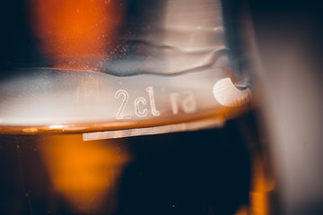 Nahaufnahme Schnapsglas mit Whisky. Gefüllt bis zum Eichstrich