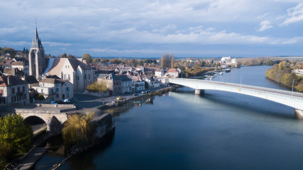 Obraz premium pont sur fleuve rejoignant deux rives dont l'une est civilisée