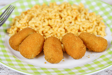 beignets de poisson et pâtes à la tomate