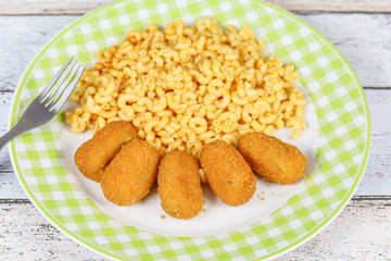 beignets de poisson et pâtes à la tomate